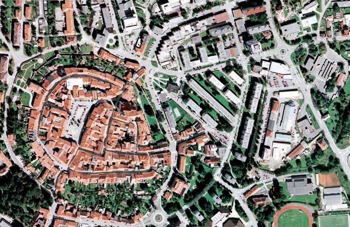 Obr. 11. Prachatice (okres Prachatice). Konfliktní sousedství mimofiádnû cenného historického jádra a panelového sídli tû bez zjevn ch urbanistick ch kvalit. (Ortofoto pfievzato z www.google.