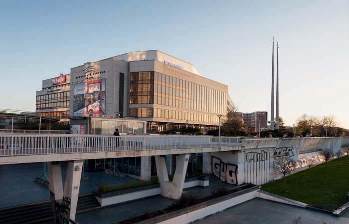 Praha-Nusle (Mâ Praha 4), Palác kultury, Pohled na budovu z Nuselského mostu od severov chodu. Vpravo opûrná stûna Stanislava Kolíbala.