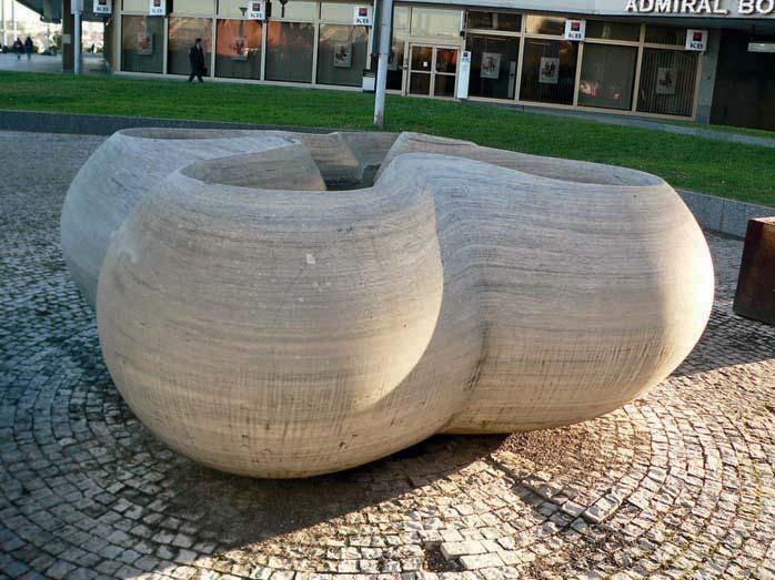 Obr. 18. Praha-Nusle (Mâ Praha 4), Palác kultury, Slavoj Nejdl, Prameník, exteriérová plastika, nehodivsk mramor, západní terasa, 1980.