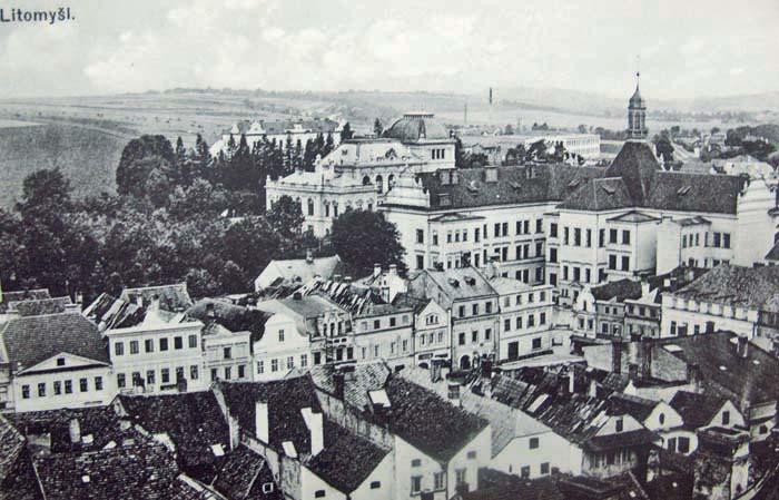 Litomy l (okres Litomy l), SmetanÛv dûm a Obecná a mû Èanská kola dívãí, 1903 1905 a 1905 1906. Pohled na novou, nepomûrnû monumentální zástavbu v bezprostfiedním sousedství historického jádra.