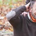 Tradiční lovecký svetr z ovčí vlny s detaily v podobě loketních