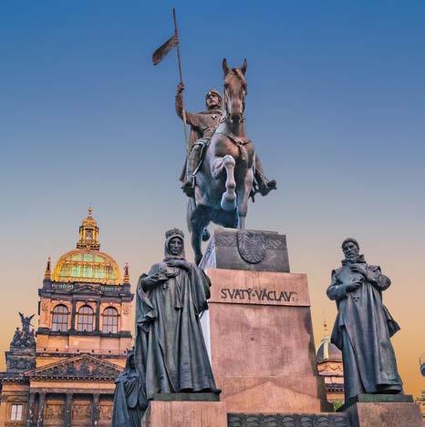 CESTOVÁNÍ Příroda se pomalu začíná vybarvovat do odstínů hnědé, červené a zlaté, jako by se chystala na oslavu svatováclavského času.
