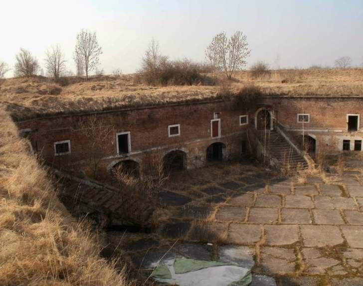 41 Kavalír 2 Kavalír tvoří jakési zesílení obrany uvnitř bastionu 2. Jde o pětiboký obranný prvek, který jej převyšuje. Je to dvoupatrový kasematní objekt krytý mohutným valem (tzv. zelenou střechou).
