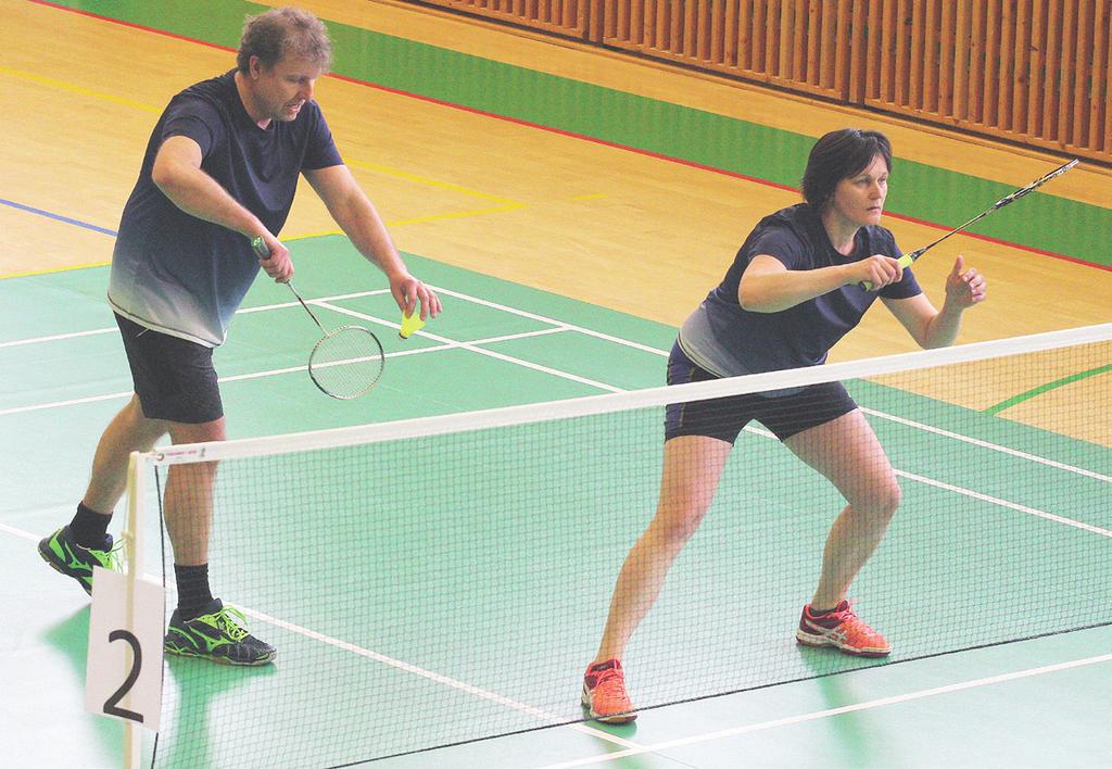 14 AKTUALITY KULTURA ŠKOLSTVÍ MĚSTO SPORT Sedmikolový maraton vyhrála dvojice Homolka Starcová Turnaje se zúčastnilo třiadvacet dvojic Josef Tůma Badminton Ve Zruči nad Sázavou se uskutečnil pátý