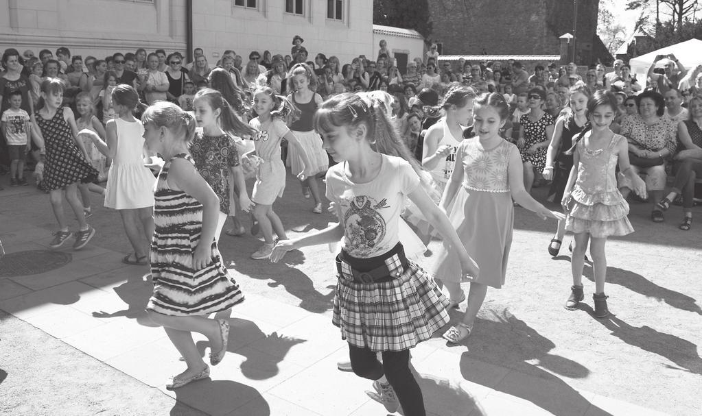 Přivítali jsme mezi sebou manžele Kateřinu a Lukáše Paterovy. Přinesli s sebou nové hudební nástroje, akordeon a housle.
