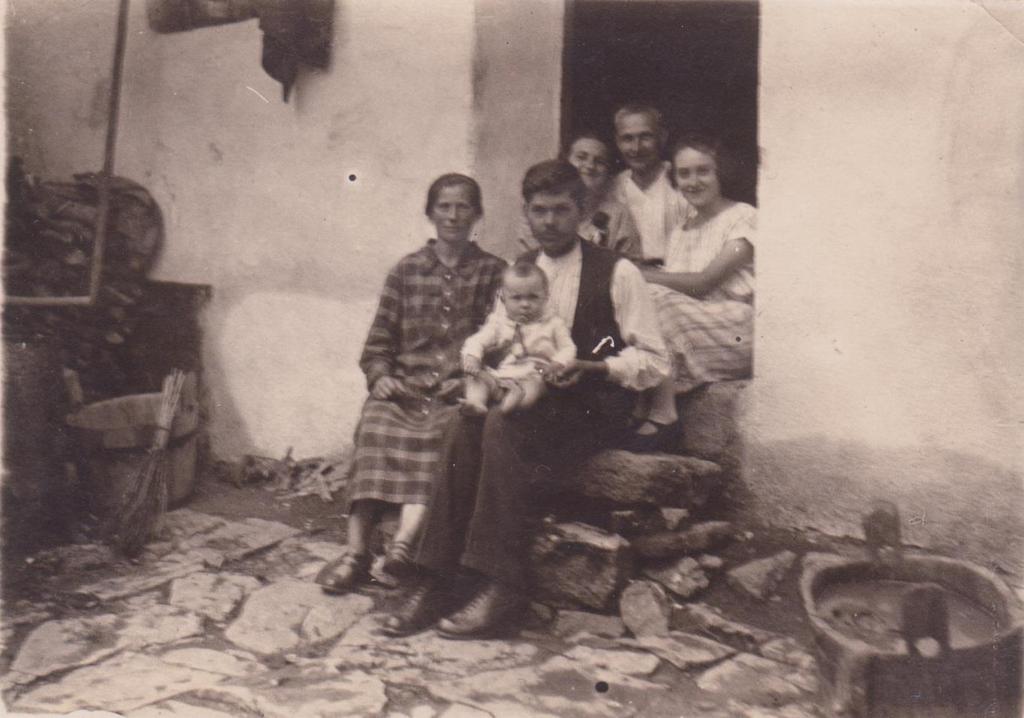 kamna. Nepamatuji si, že by se v nich topilo. V ohništi byly uloženy různé písemnosti jako v trezoru.
