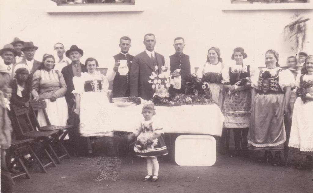 Rodina mého otce Otec se narodil v Březině. Jeho rodiče byli Václav a Filipa Křivonožkovi. Dohromady s otcem měli šest dětí: Marii, Štěpánku, Josefa, Františka, Růženu a Václava.
