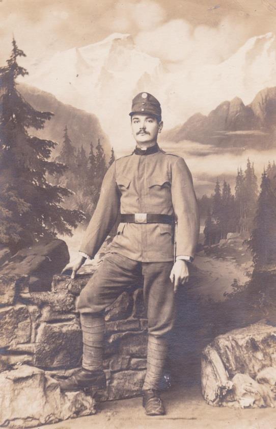 Silvestr Jelínek v uniformě (vlevo) a jeho pozdější žena Štěpánka s mladší sestrou Růženou (vpravo).