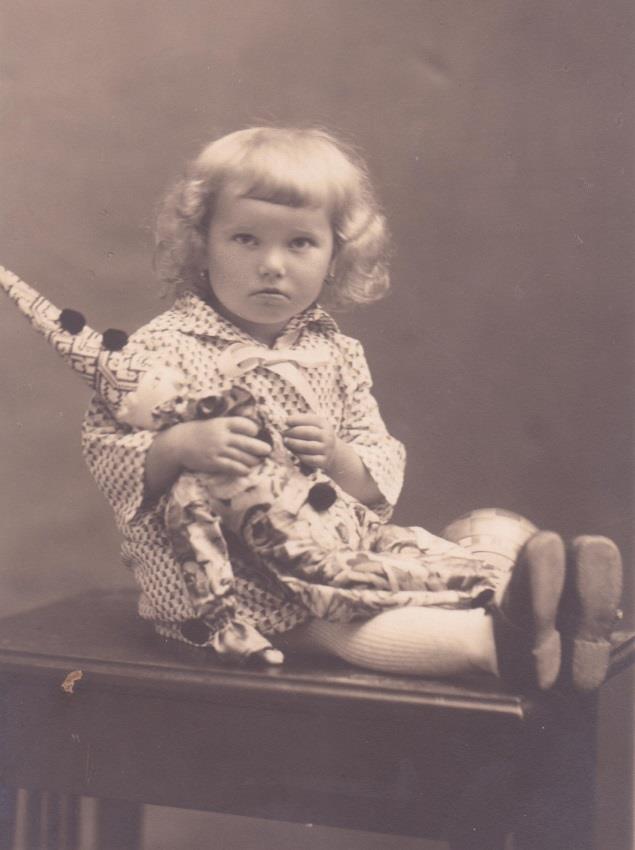 Libuše Jelínková, provdaná Sapáková (*1926), matka doktora Karla Sapáka, v dětském věku (vlevo) a její svatba (vpravo). Josef: Vzal si za manželku Růženu z Bukoviny. Vyučil se zedníkem.