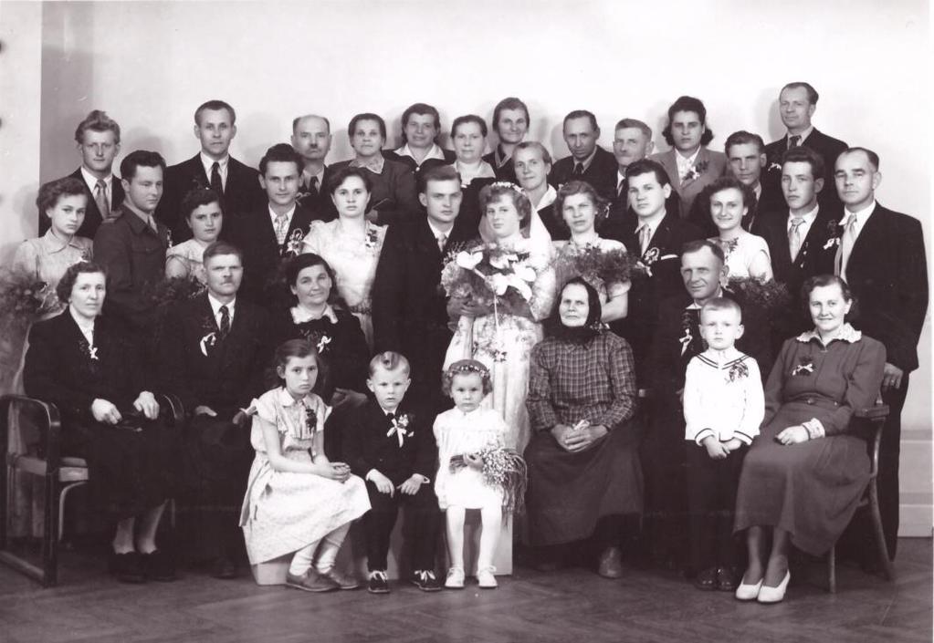Svatba Jarmily Ševčíkové. Uprostřed dole Filipina Křivonožková (*1870). Václav: Byl vyučeným dřevosoustružníkem a možná celkem dobře prosperoval.