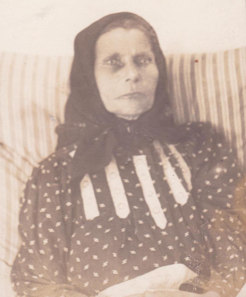Marie Vašíčková (1856-1914), dcera Josefa Krejčího z Podolí a babička autora pamětí na smrtelné posteli. Po odchodu tří bratrů do války zůstala moje matka spolu se svým otcem sama.