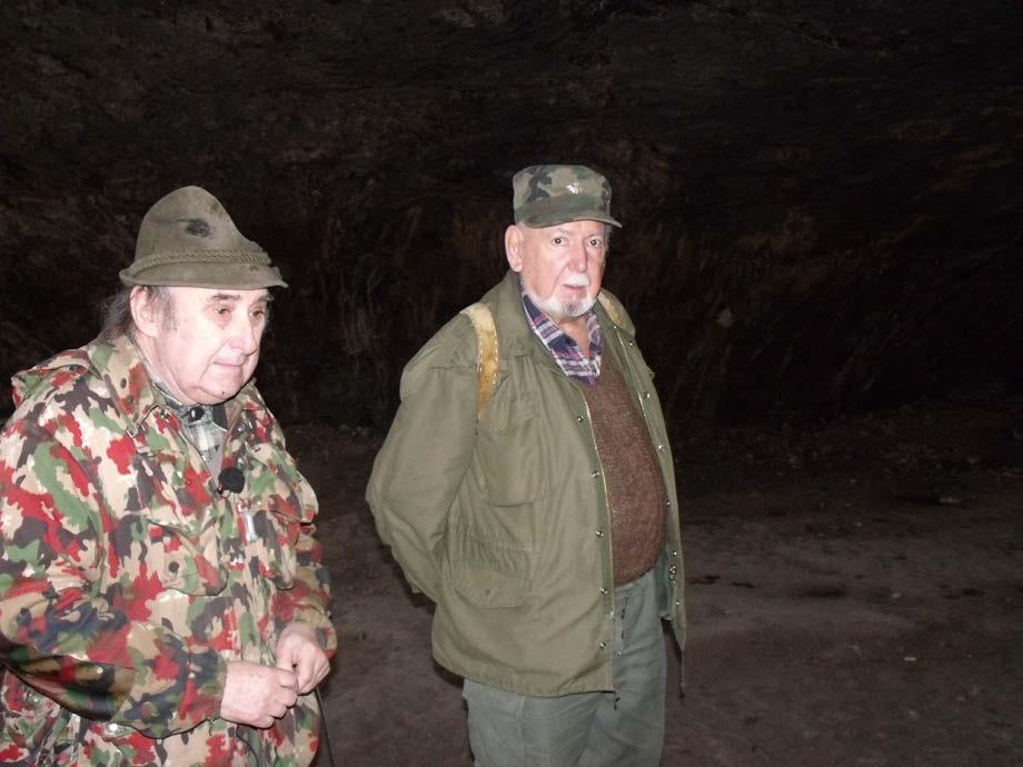 R. Cendelín a L. Slezák v jeskyni Pekárně.