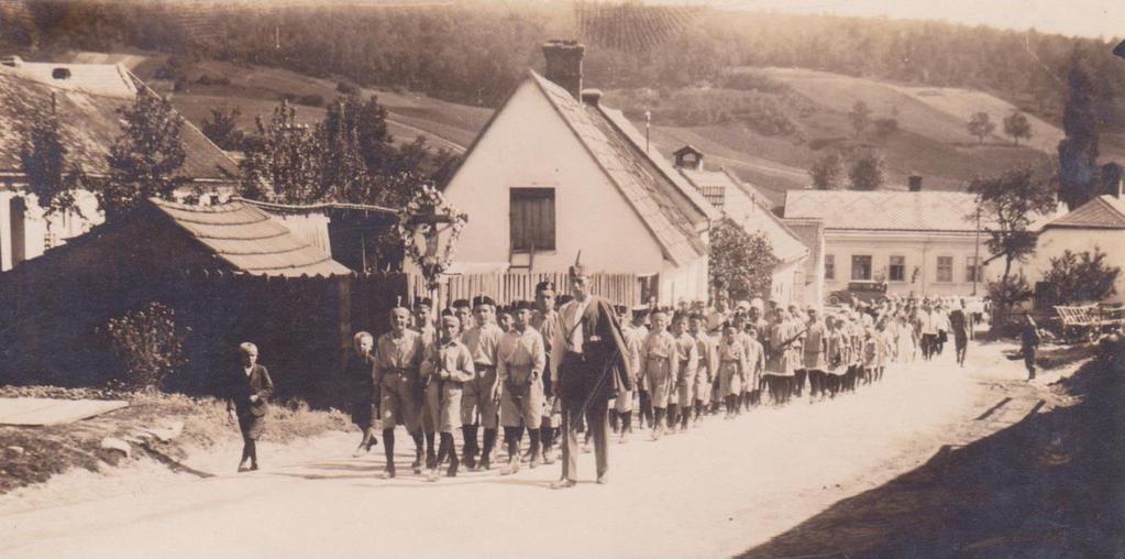 vystudoval po roce 1948 také na inženýra, Jirka byl důstojníkem a jeden z mladších sourozenců učitelem ve škole na Veveří. Po roce 1945 rodina odešla do Brna.