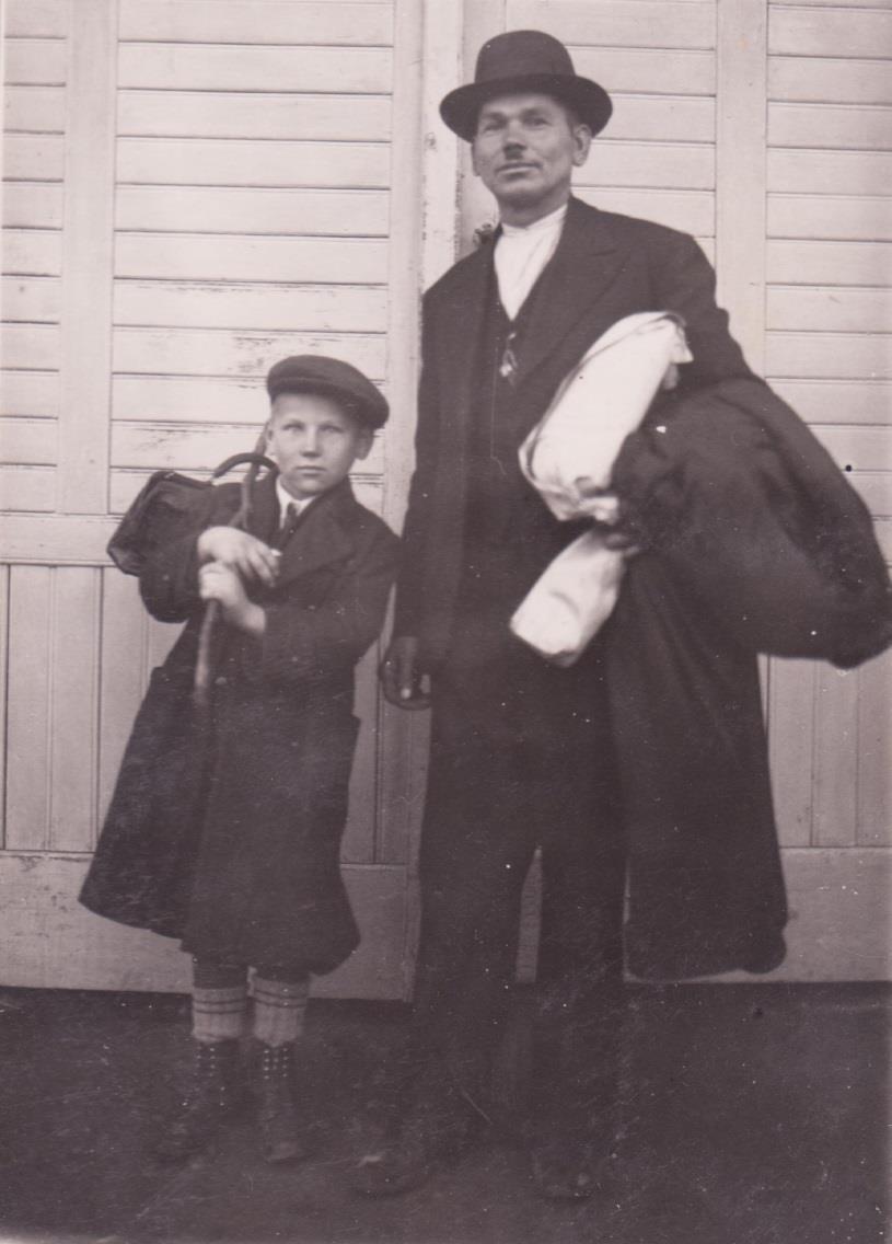 Autor pamětí s otcem v Březině na Táborské ulici v roce 1939 při návratu z výlovu jedovnického rybníka.