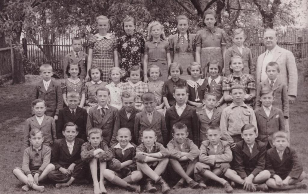 Pátá třída obecné školy v Ochozi (1940). Vpravo stojí třídní učitel F. Strouhal, mimo jiné obecní kronikář. F. Křivonožka v tureckém sedu vpravo dole.