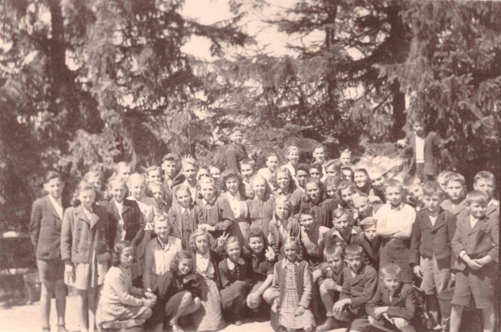 Výlet ochozské mládeže organizované v KVMČM (Kuratorium pro výchovu mládeže v Čechách a na Moravě) na Macochu, kolem roku 1943.