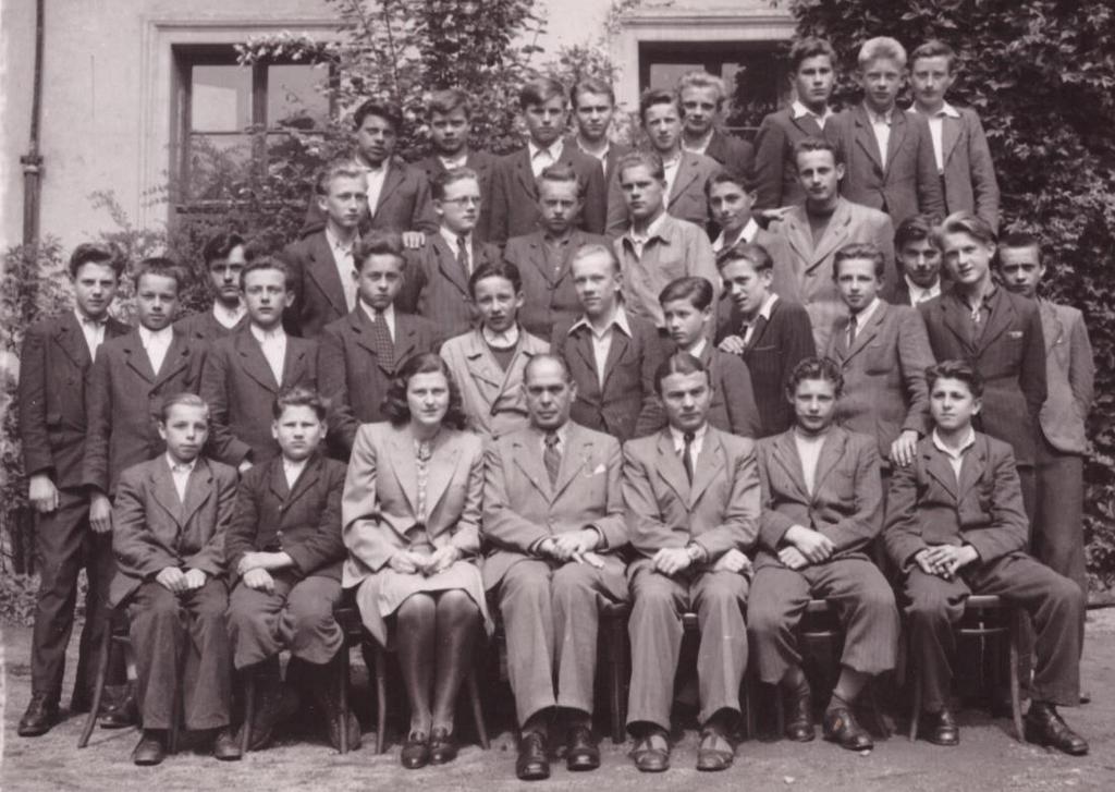 Studenti tzv. pokračovací školy. František Křivonožka ve spodní řadě druhý zleva. V roce 1944 byly v podniku nařízeny protiletecké hlídky.