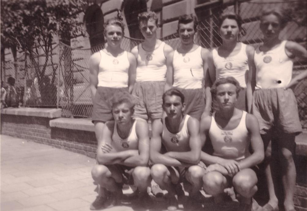 Dorostenci Sokolu Obce Ochoz před budovou Stadionu na