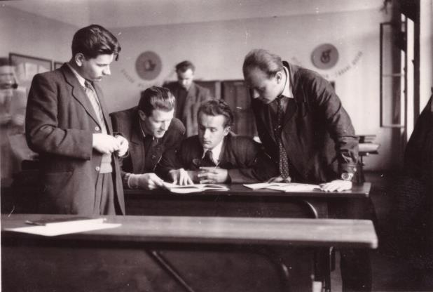 Na začátku roku 1947 byla vyhlášena dvouletka. Povídalo se, že po vyhlášení dvouletky nebude možné měnit zaměstnání, proto jsem se snažil najít před tímto datem místo ve Zbrojovce.