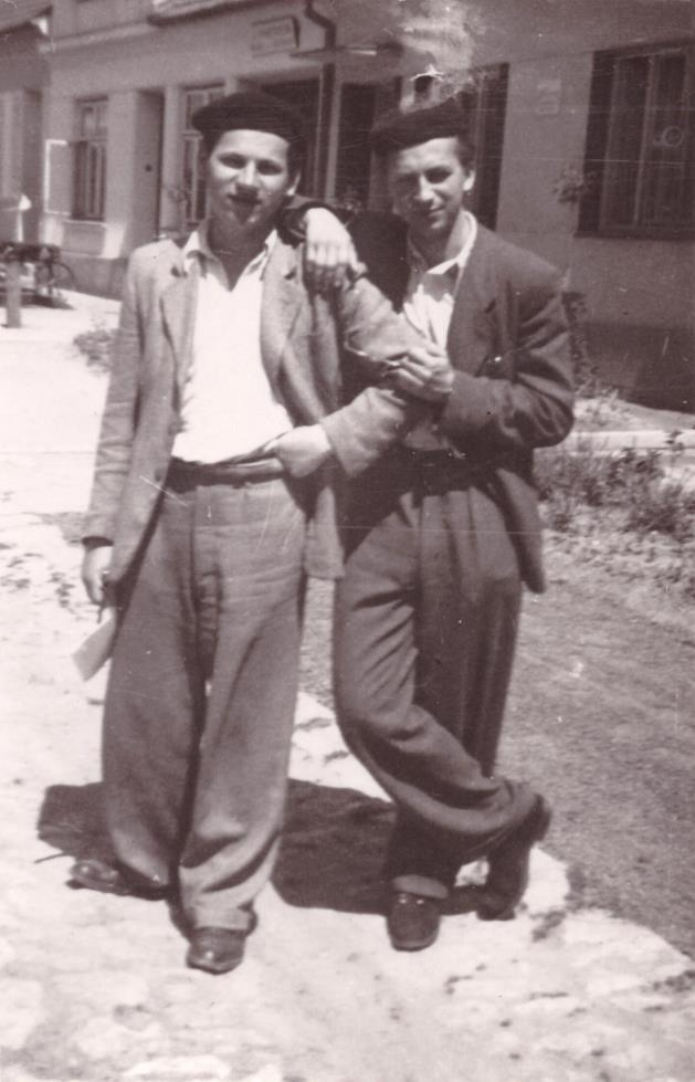V rámci propagandistické komunistické akce Mládež vede Brno, prosazené v květnu 1949 tehdejším krajským tajemníkem KSČ Otto Šlingem, působili F. Křivonožka (vlevo) a L.