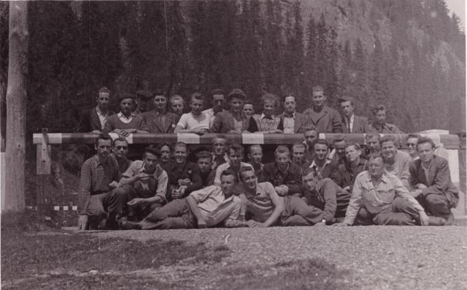Maturitní tablo Průmyslové školy strojnické v Brně (1952). F.