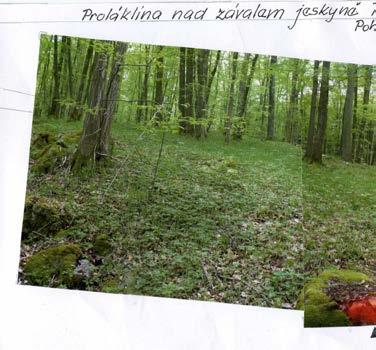 Obrázek složený z několika snímků se snaží panoramaticky zachytit proláklinu