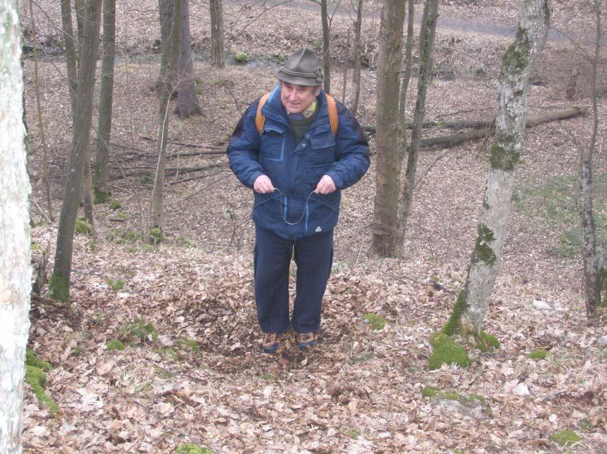 pod ním, na dně Blátivého dómu, u jeho severní stěny, vedle místa, označeného