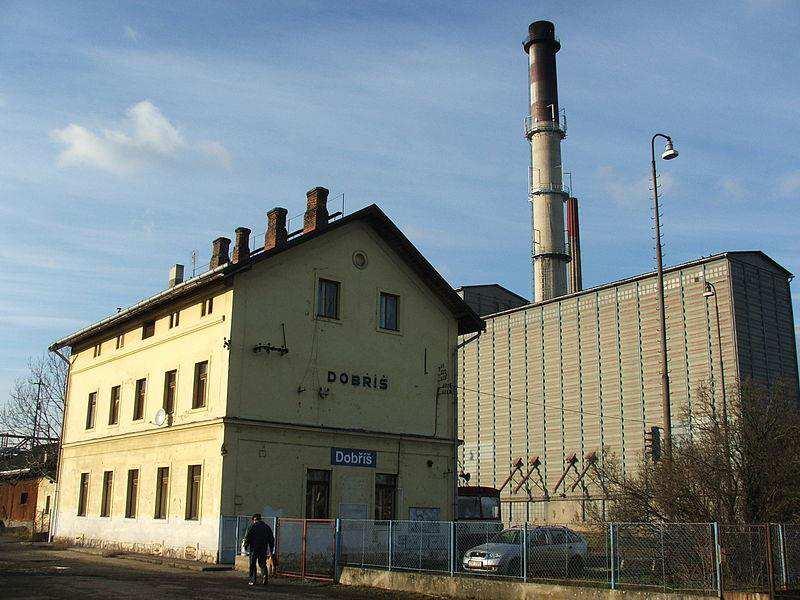 Železniční trať 210 spojuje Dobříš a Prahu, ale toto spojení není pro cestující časově ani finančně zajímavé.