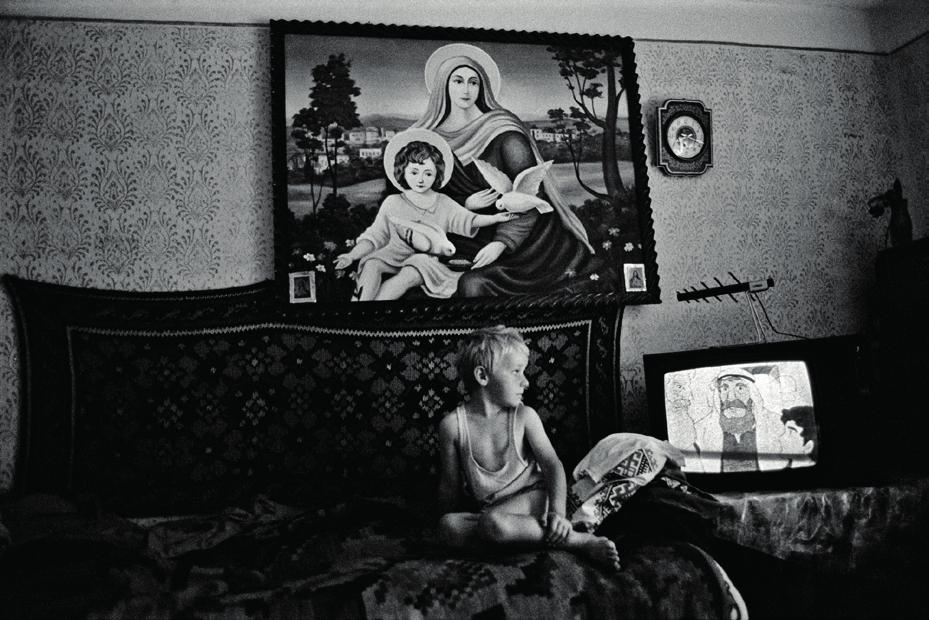 Dana Kyndrová: Podkarpatská Rus fotografie, 38 x 25 cm, 1992 vyvolávací cena 5 000 Kč Dana Kyndrová je přední česká dokumentaristka zaměřená na černobílou humanistickou fotografii.