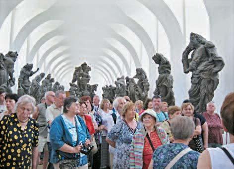 Výlet seniorů na Kuks Podle průzkumu GetYour Guide.com jsou Češi nejšťastnějšími turisty na světě. Problémy spojené s cestováním přecházíme mnohem velkoryseji a lépe než lidé z jiných zemí.