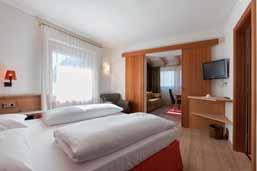 , telefon, fén, trezor, wi-fi připojení k internetu výhody a nevýhody: příjemný rodinný hotel v malebném horském městečku bohaté relaxační centrum včetně bazénu prostorné a z přírodních materiálů