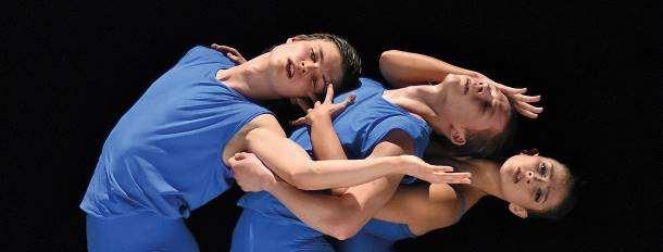 Bayerisches Junior Ballett München Bavorský Junior Balet Mnichov se skládá z 16 tanečníků ve věku od 17 do 20 let a buduje důležitý most mezi ukončením tréninku a začátkem profesionální kariéry.