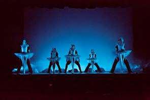 částečně zprofesionalizoval a připravuje v této souvislosti spolupráci s mladými českými choreografy a rozšíření umělecké činnosti.