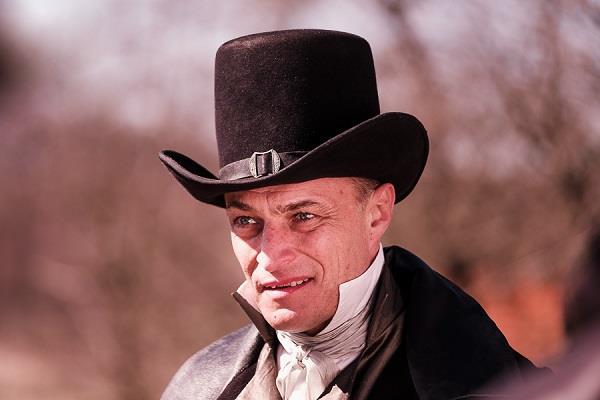 BARON JOHANN SALMON DE CAUS HASTRMAN Jsem jako přehrazená voda na povrchu smích plavců, pod hladinou ticho zatopené vesnice. Přišel jsem znovu, osudem nanovo nasazen do svého kraje.