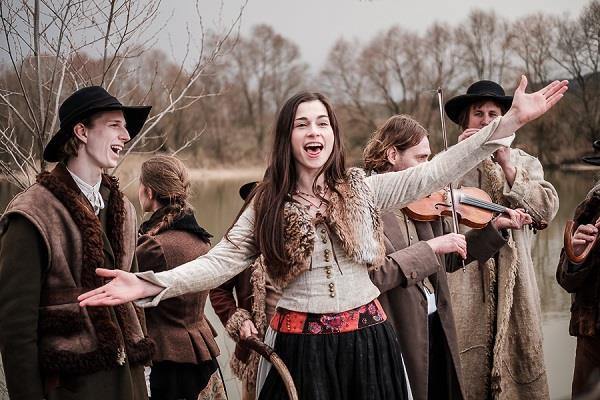 KATYNKA KOLÁŘOVÁ Jako rychlý prst, který protne plamen svíčky a nespálí se, tak Kateřina proskočila na druhou stranu ohně, navíc z něj vynesla svou čarodějnici, kterou teď držela v dlani chráněné