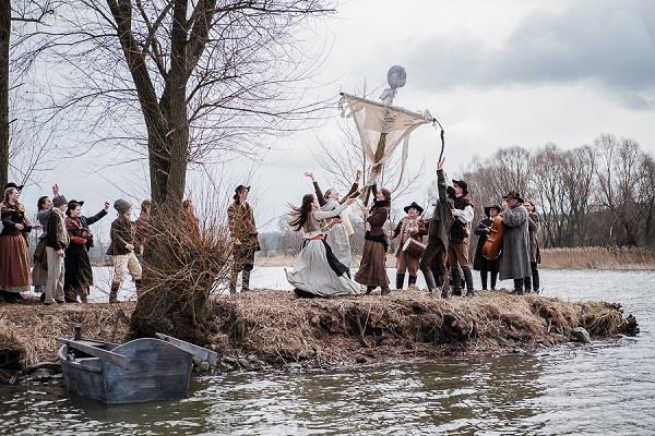 SYNOPSE Romantický a zároveň ironický příběh hastrmana alias barona de Caus, jehož láska k venkovské dívce Katynce naplňuje netušeným štěstím i stravující vášní.