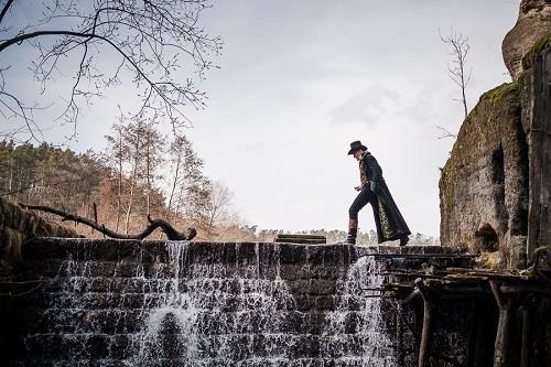 filmové dílo, popisuje Jiří Lábus. Z Divadla Husa na provázku je kromě Zmrzlé i představitel faráře Fidelia Jan Kolařík, který si zahrál například ve filmu Petra Zelenky Karamazovi.