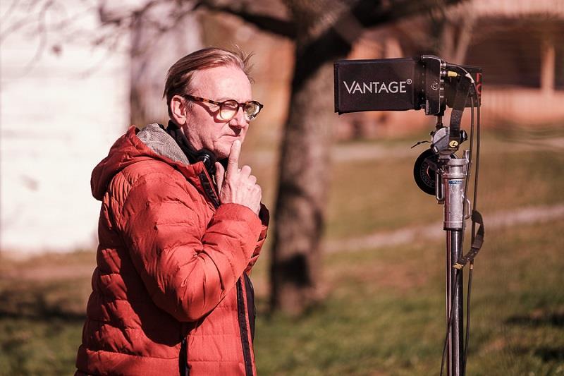 Konec filmu Hastrman uzavírá epilog. Jak velký má význam? Pokud by se nad ním chtěl divák zamyslet, jak k němu nejlépe přistoupit? V tom filmu se děje hodně dramatického.