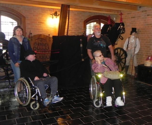 Nakonec jsme napsali poděkování do společné knihy hostů, či