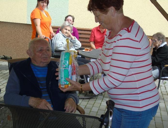Nepršelo a vůně grilujících se klobásek byla nebezpečně svůdná.