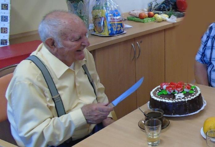 Tímto úctyhodným věkem se doslova musí chlubit náš jubilant pan Antonín Teplík.