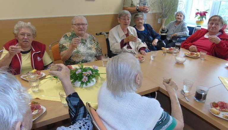 Paní Grulichová pochází od Mikulova, ale od svých třinácti let žije ve Vítkově. O historii našeho města umí zajímavě vyprávět.