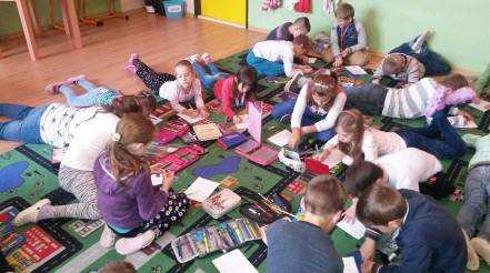 Na niektoré záložky sa ako edukačná pomôcka okrem kresby dostala i malá násobilka. Teší nás kreativita našich žiakov i žiakov partnerskej školy. Ďakujeme za možnosť zapojiť sa do projektu.