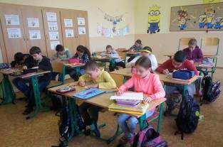 ... naši žiaci sa stretli s regionálnou spisovateľkou Zdenkou Lacikovou, ktorá im priblížila vlastnú