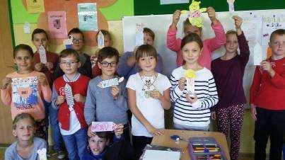 Na záložky sme vybrali citáty z kníh, ktoré mali motivovať žiakov k čítaniu. Tento projekt nám každý rok prináša veľa radosti. Navzájom sa inšpirujeme a spoznávame nové mestá a obce.