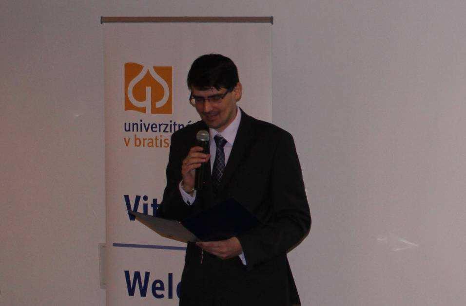 Vladimír Grigar, riaditeľ Slovenskej pedagogickej knižnice, počas vítania účastníkov 11.
