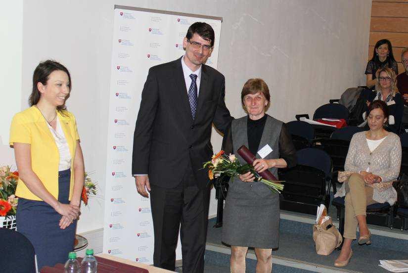 Ministerstva školstva, vedy, výskumu a športu Slovenskej republiky Peter Krajňák a školská knihovníčka Mg