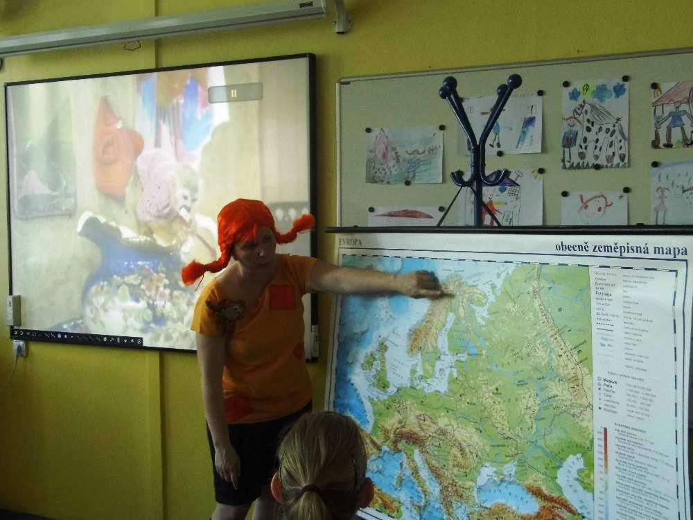 Při hře s názvem Slepá bába si žáci procvičí hmat tím, že vkládají poslepu předměty do výřezů nebo se pokouší po hmatu poznat, o jaký předmět se jedná.