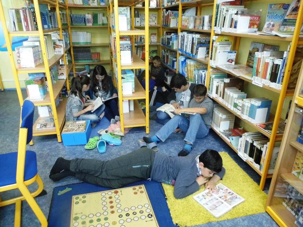 například slovníček ve formě motanice, elektronické výukové hry nebo jazykového pexesa.