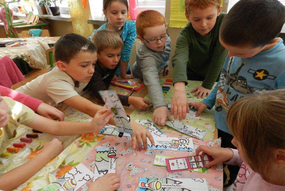 environmentálne povedomie a upevniť zručnosti a návyky pri separovaní odpadu, žiaci vyrábali ručný papier,